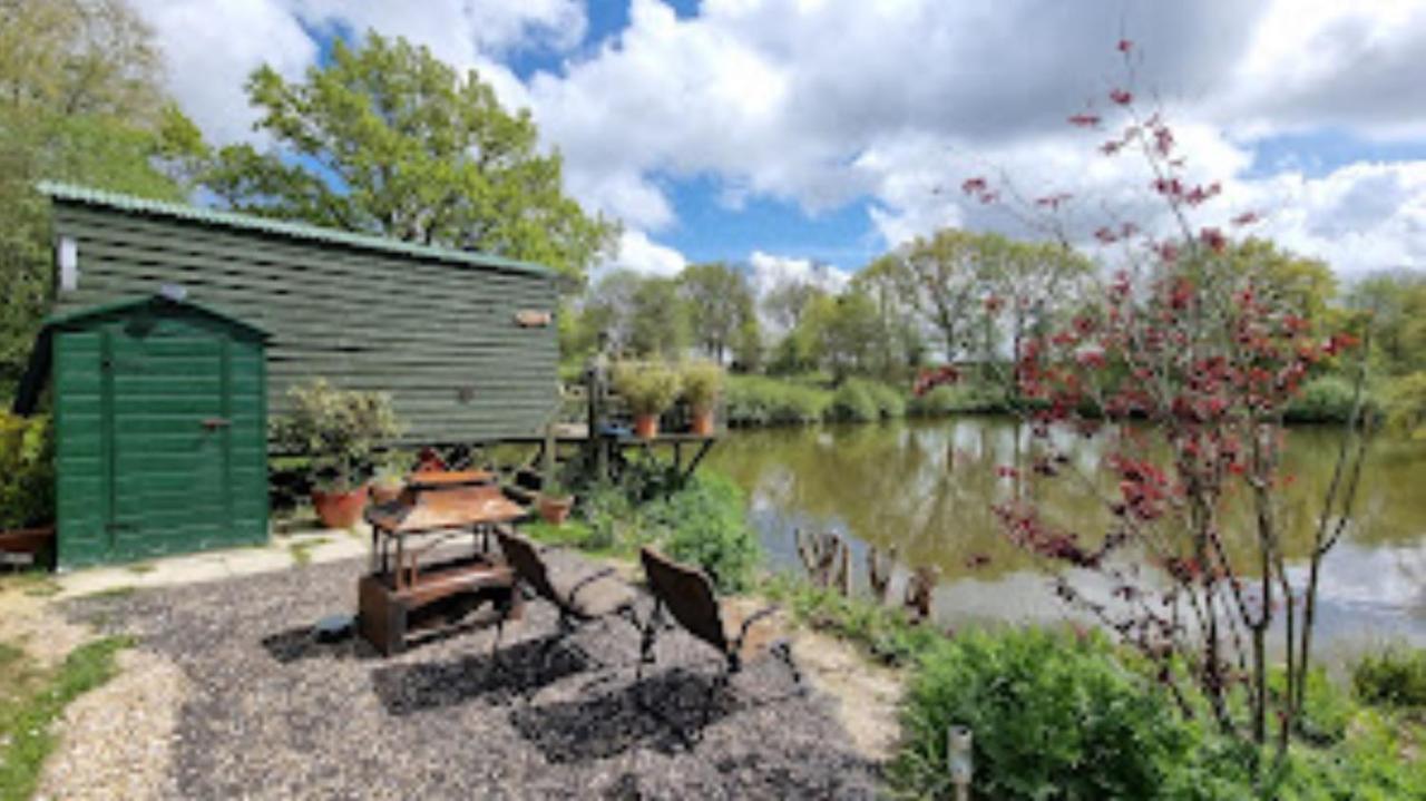 Snug & Secluded Lakeside Shepherds Hut 'Carp' Акфілд Екстер'єр фото
