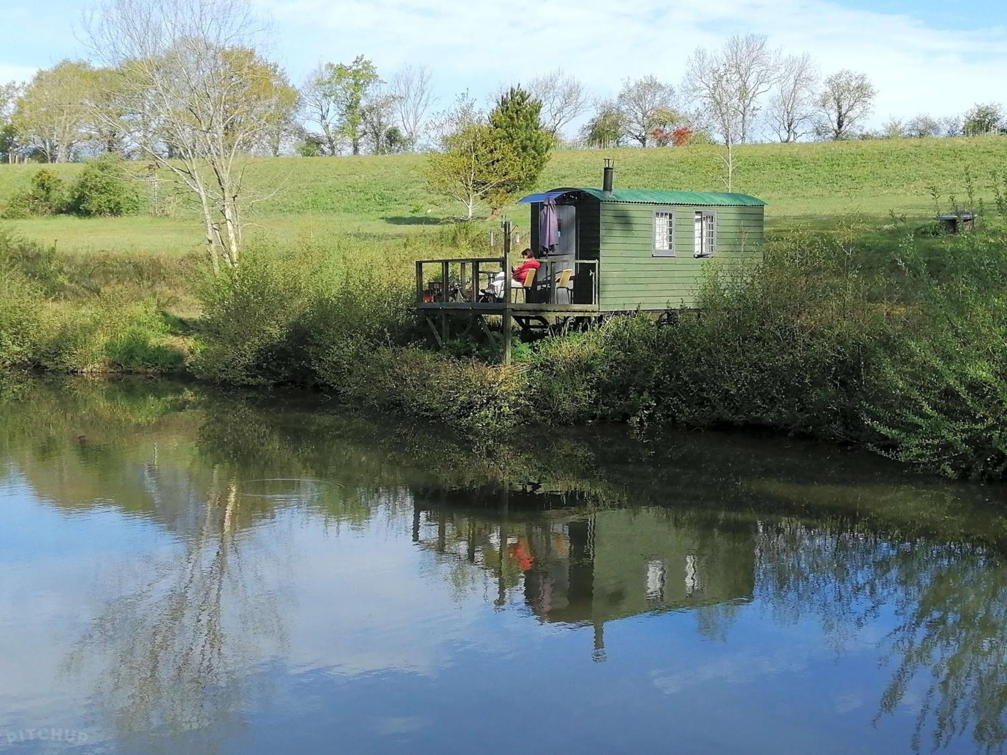 Snug & Secluded Lakeside Shepherds Hut 'Carp' Акфілд Екстер'єр фото