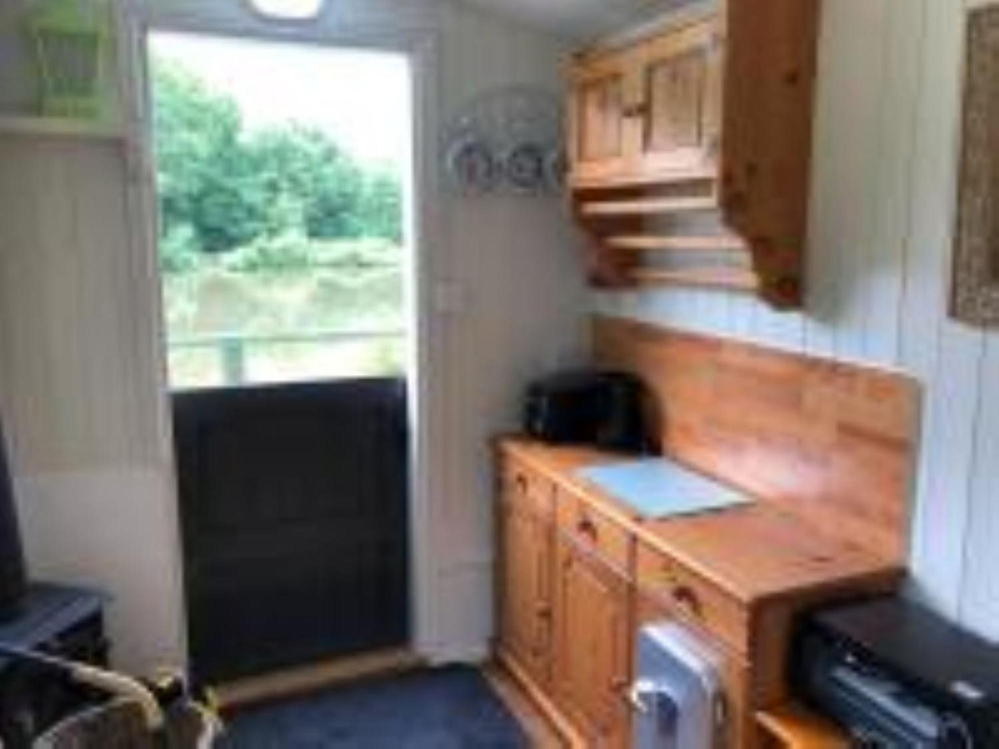 Snug & Secluded Lakeside Shepherds Hut 'Carp' Акфілд Екстер'єр фото